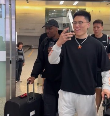 九游体育首页-上海男篮抵沪！众人接机，李弘权开心，卢伟洛夫顿淡定，白边圈粉